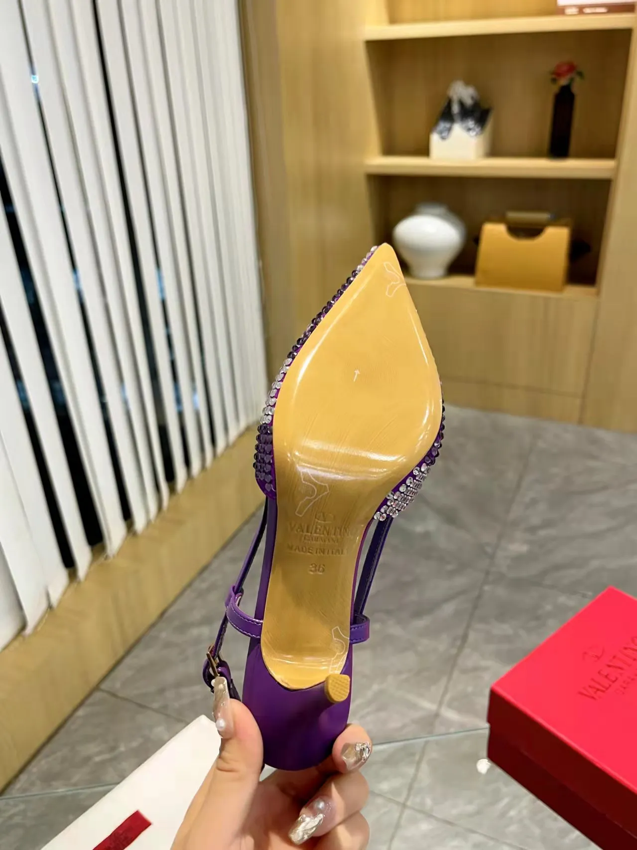 👟👟Ex-factory price 440👟👟 Genuine leather sole + 40 Kloesch diamond buckle Valentino.Valentino big v buckle single shoes ㊙️Latest series of counter genuine version with perfect details. Authentic products are made one to one. All details are consistent with genuine ones. The upper foot is very pedicure type. The key point is that it is very good and easy to control. It does not wear the feet and does not tire the feet. It is a walking artifact. The last shape is completely compared to the counter. The details are perfect. It is impossible to make such an exquisite product without the original version. Exclusive molded brass color. The highest version on the market. Fabric: imported sheepskin, lining and foot pads are all sheepskin. Color: 13 colors available. Sizes (34 to 42). Customized size 34 and 42. Non-returnable and non-exchangeable. Heel height: 7CM. Rubber sole. Genuine leather sole +40